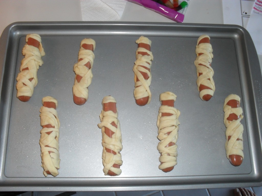 halloween mummy hot dogs