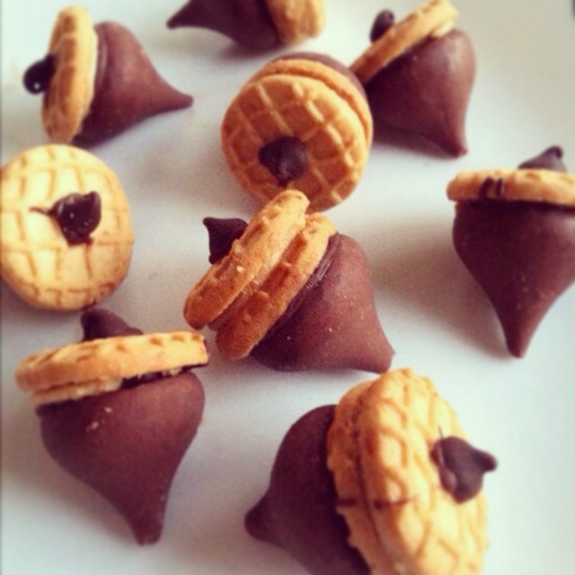 How fun are these Acorn treats to let the kids make for this Thanksgiving