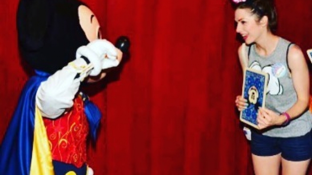 Playing magic tricks with Mickey ?