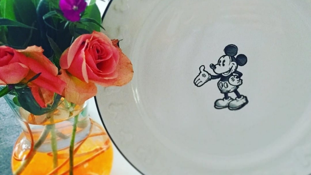 Fresh flowers and Mickey decor to start the weekend off right ?