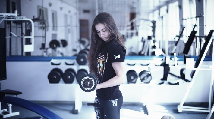 Gym Embarrassment girl lifting weights