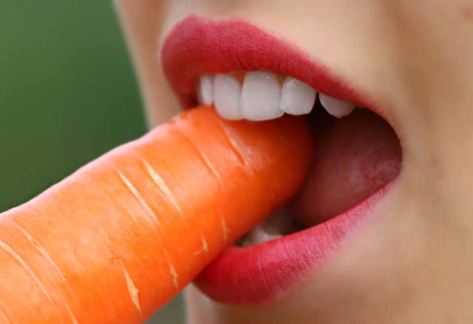 Losing Weight Quickly eating a carrot