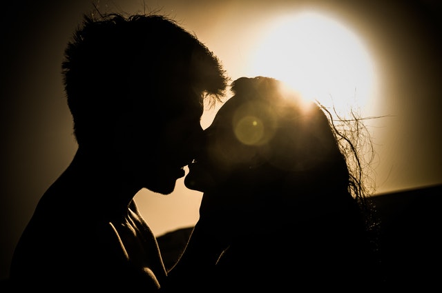 First Date Etiquette kissing in sunlight