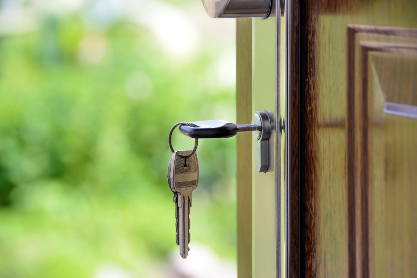 10 Crucial Things to Consider When Choosing a Locksmith key in door