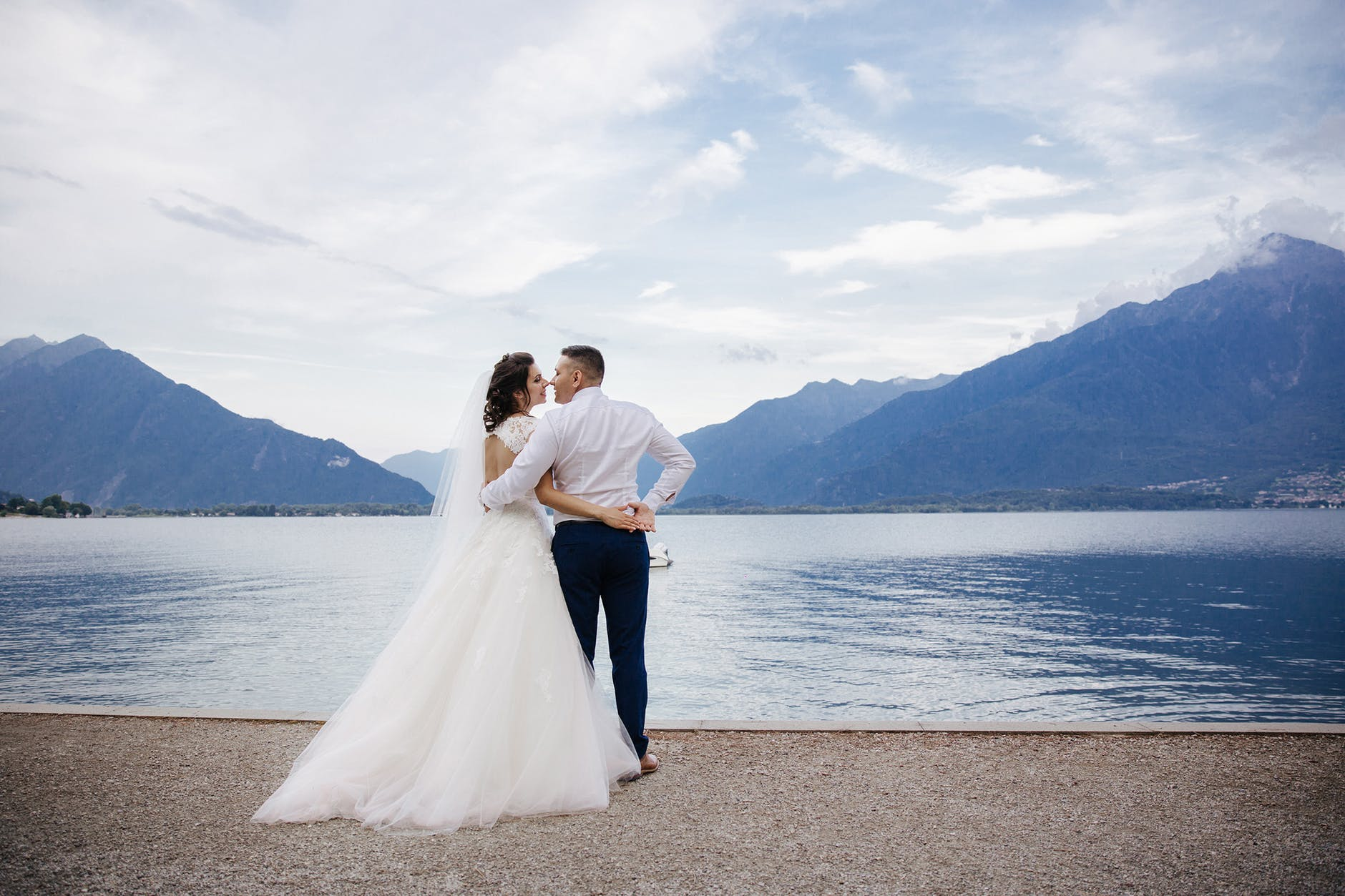 A Houston Wedding Photographer Covers Different Poses For Couples mountains