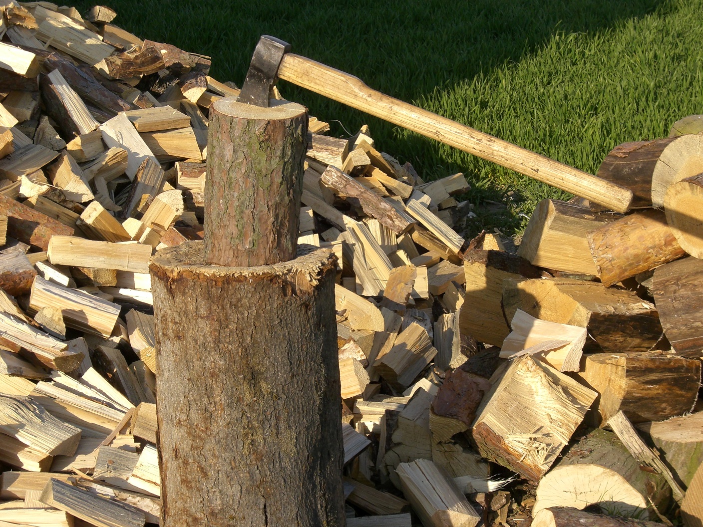 Wood Splitting [A Beginner’s Guide to Remember] chopping log