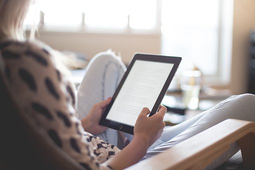6 Must-Have Accessories for Your Study Room tablet reader