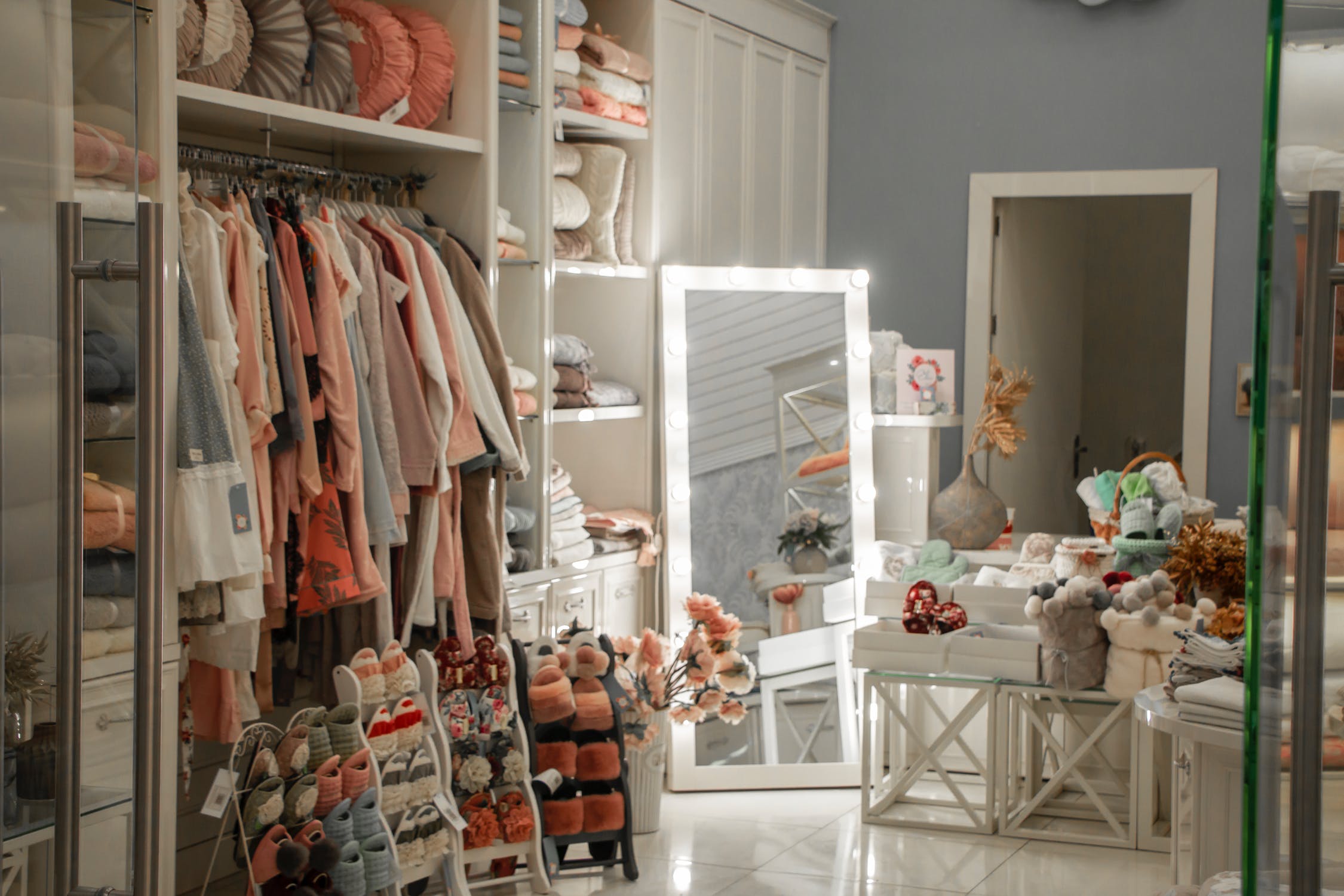 5 Reasons To Stop What You Are Doing And Declutter Your Home