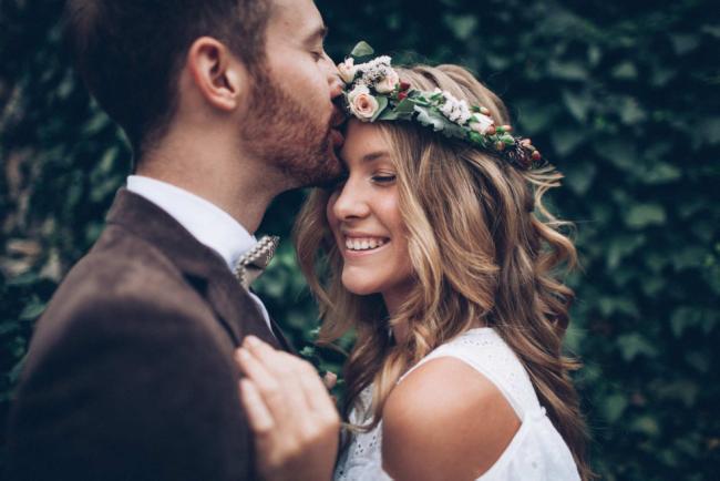 wedding-vows-examples-groom-kissing-bride-romantic