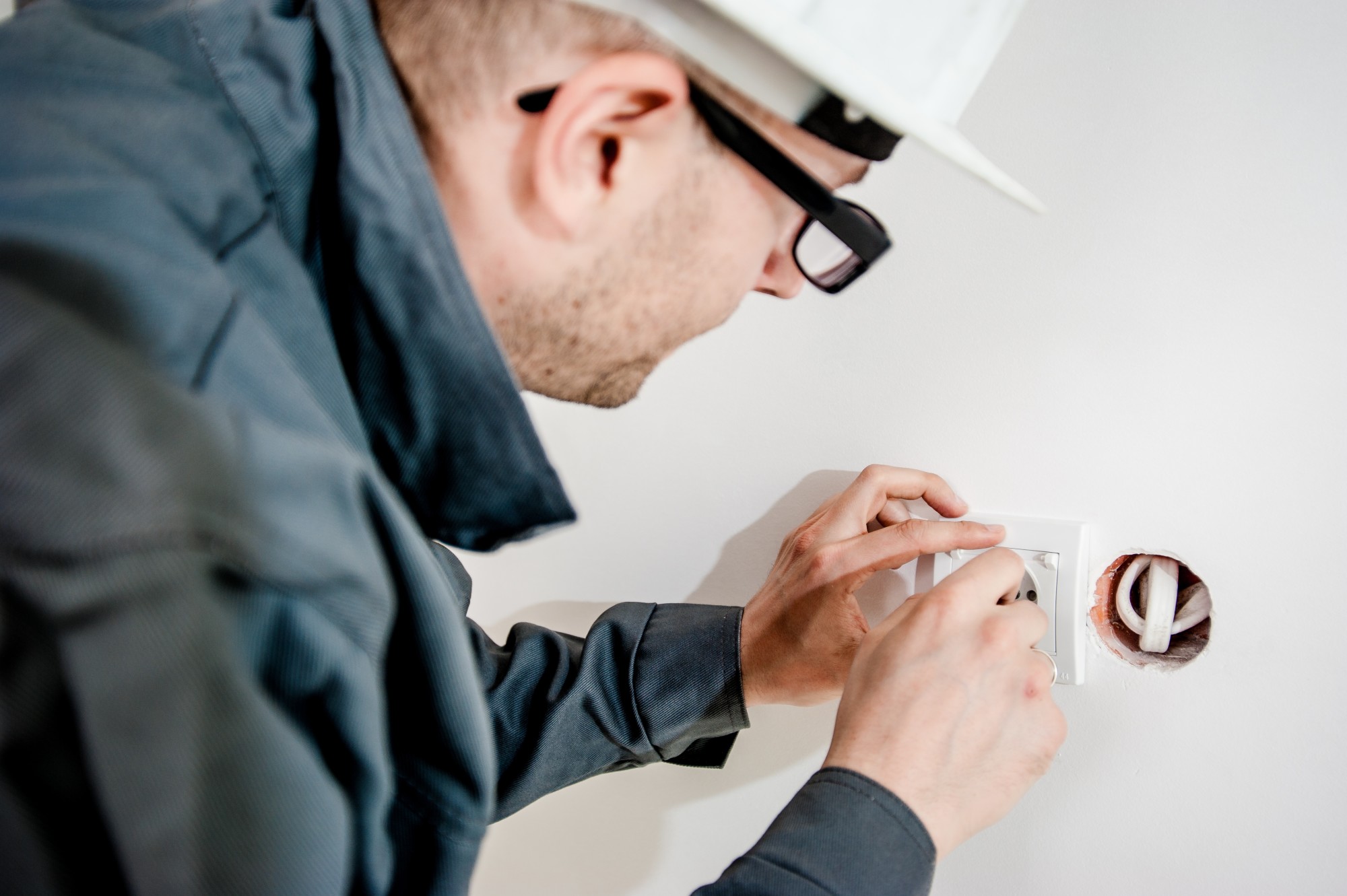 10 Signs That You Need An Electrician (Fast!)