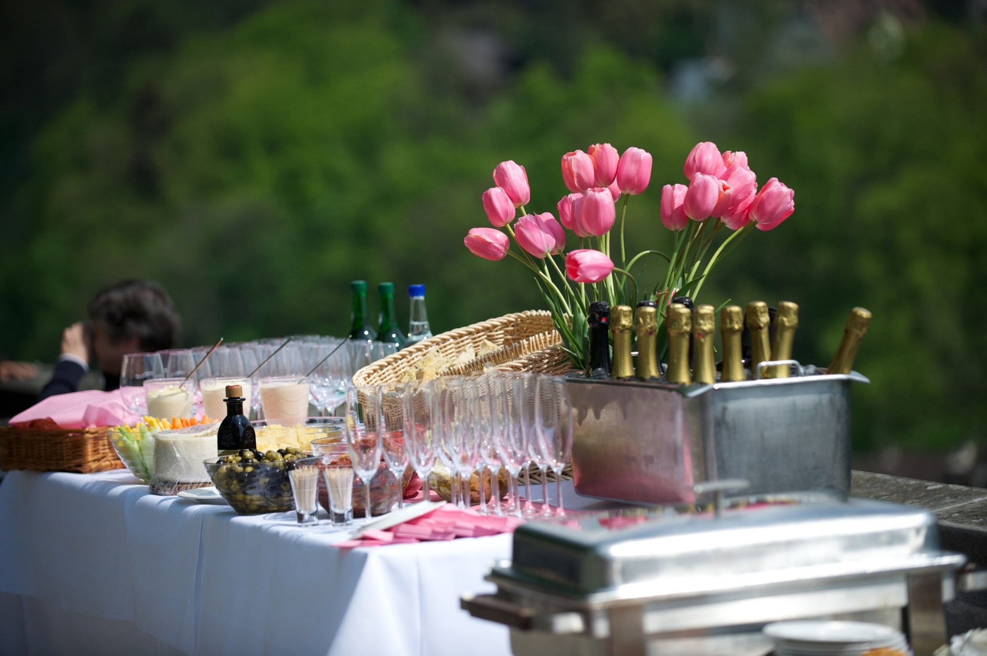 Outdoor Entertaining: 7 Secret Tips for an Off-The-Wall Party