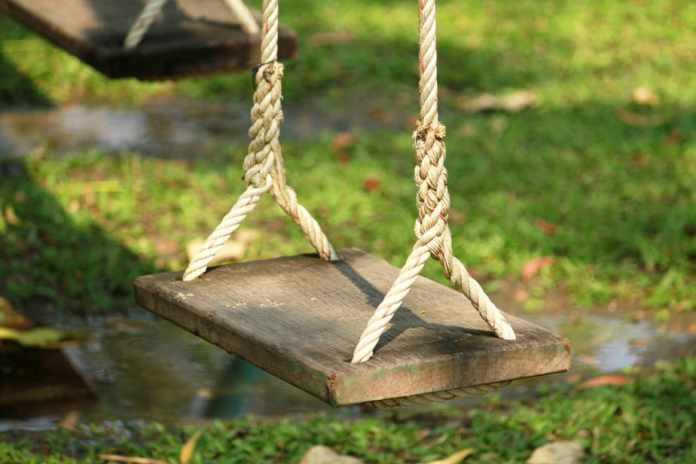 Hang Your Swing From Any Tree With This Hanger