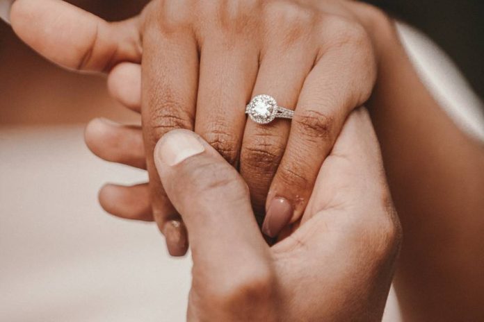 15 Questions to Ask When Shopping for a Wedding Ring