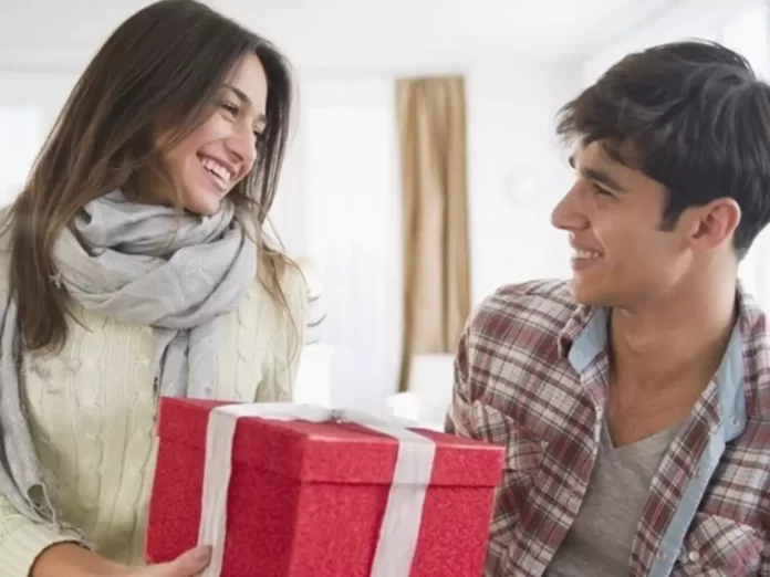 Top 10 Personalized Engagement Gifts for Couples for all Ages